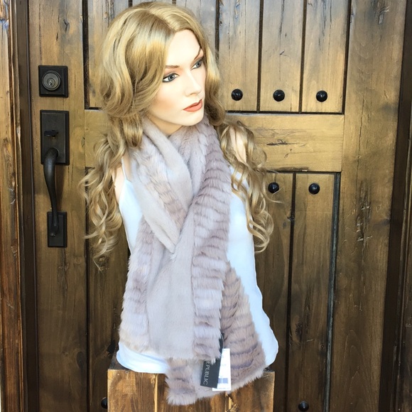 Banana Republic Faux Fur Pull Through Scarf - Picture 2 of 7